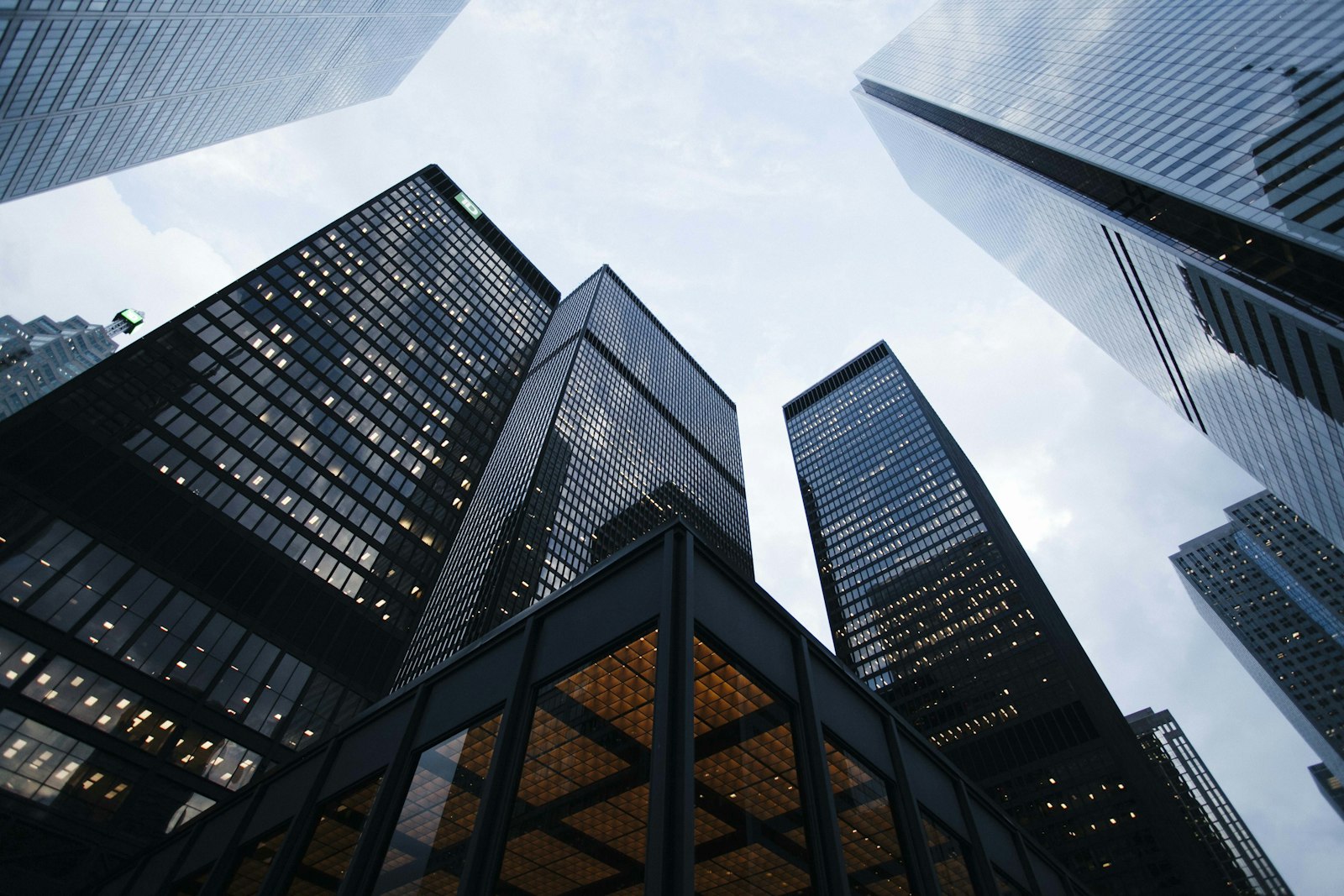 Edificios corporativos modernos vistos desde abajo