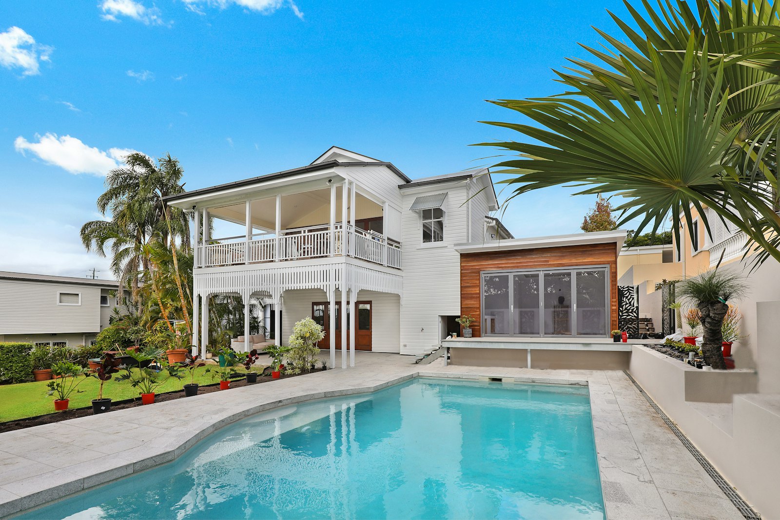 Casa moderna con jardín y piscina