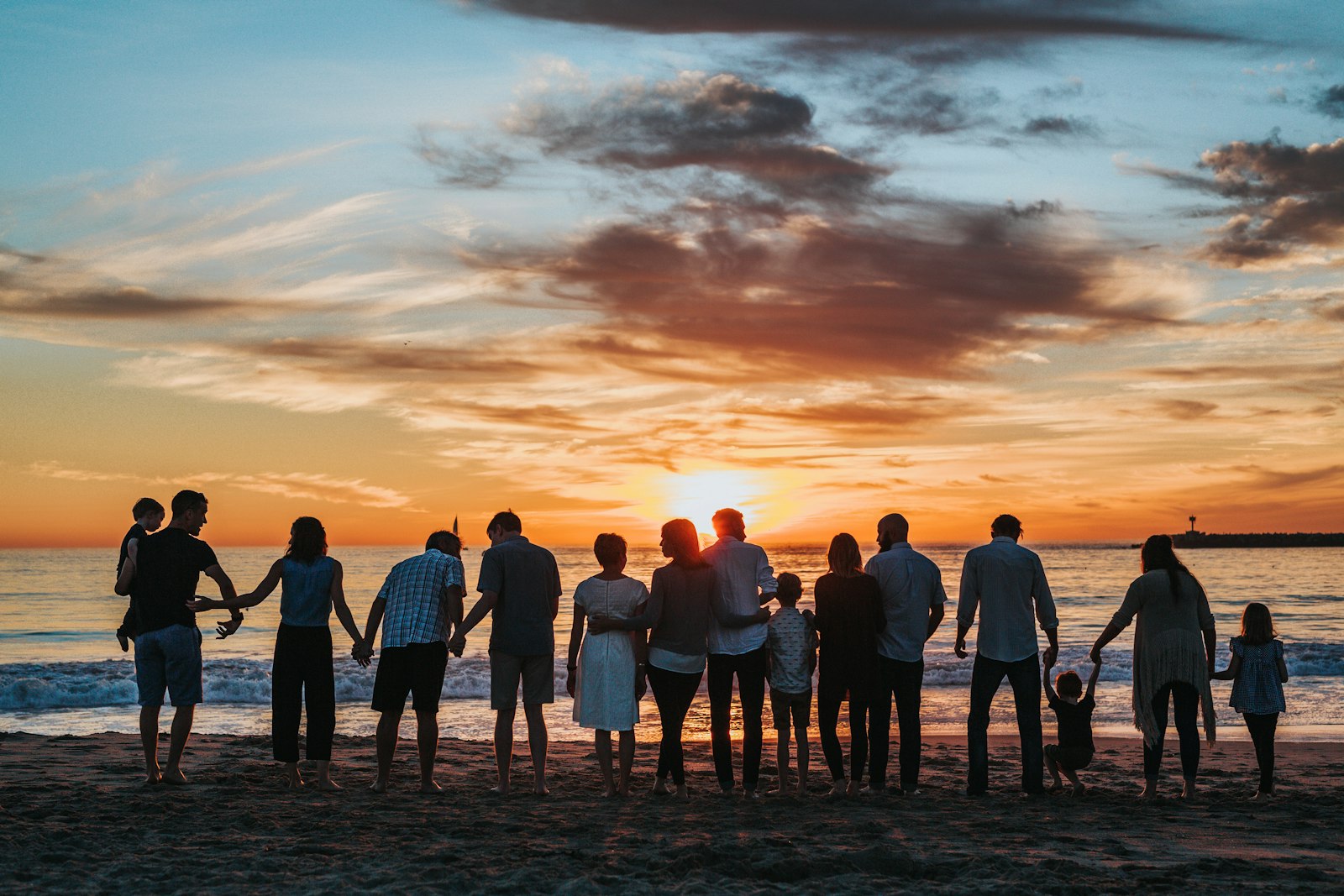 Personas compartiendo un atardecer juntas